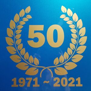 50-års jubilæumskrans på blå baggrund